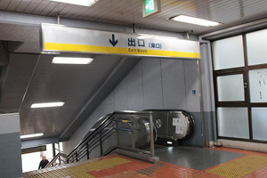 京急鶴見駅のエスカレーターの写真です